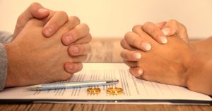 Divorce et maison : que faire si l’un veut vendre et l’autre non ?