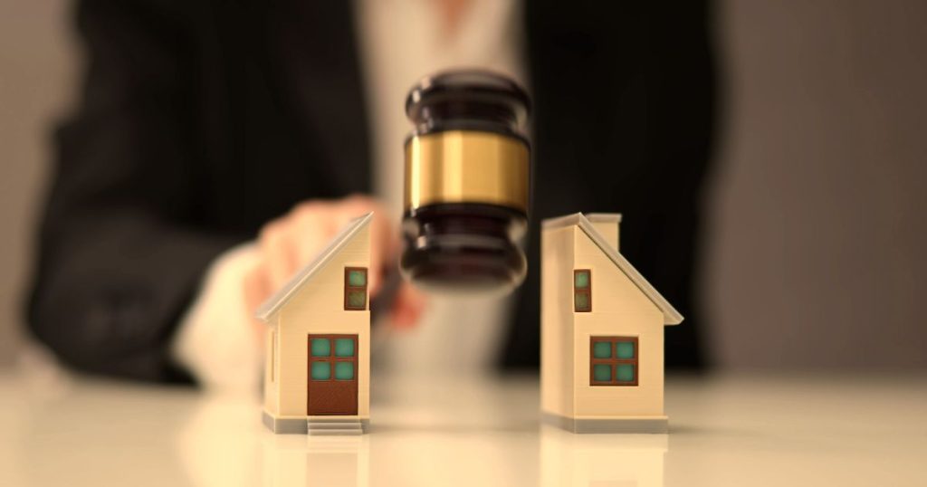 Divorcer avec une maison en commun : que faire ?