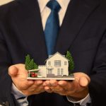 Léguer une maison de son vivant : est-ce possible ?