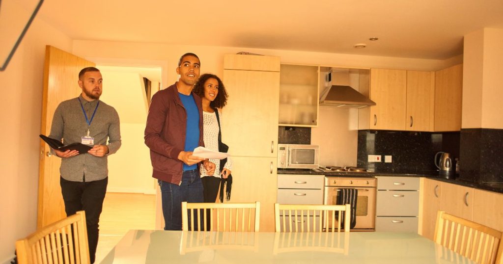 Visite sans mandat : l'agent immobilier a-t-il ce droit ?